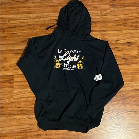 Chic & Cheerful Tops - Chic & Cheerful Women’s Hoodie Size Medium